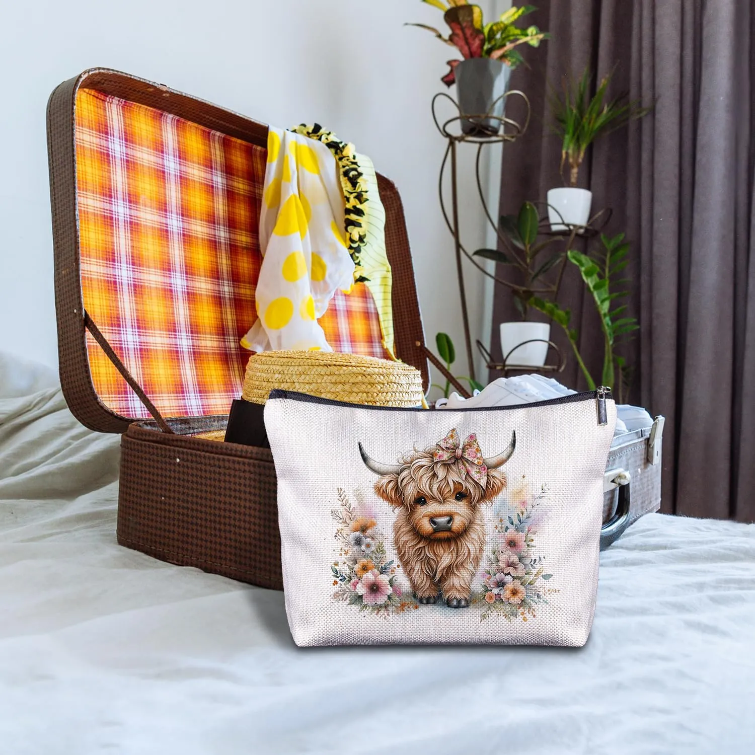 Baby Highland Long Haired Cow with Flowers Cosmetic Bag - Highland Cow Gifts for Women Cowgirls West Nature Lovers, Baby Highland Cow Makeup Bag for Purse