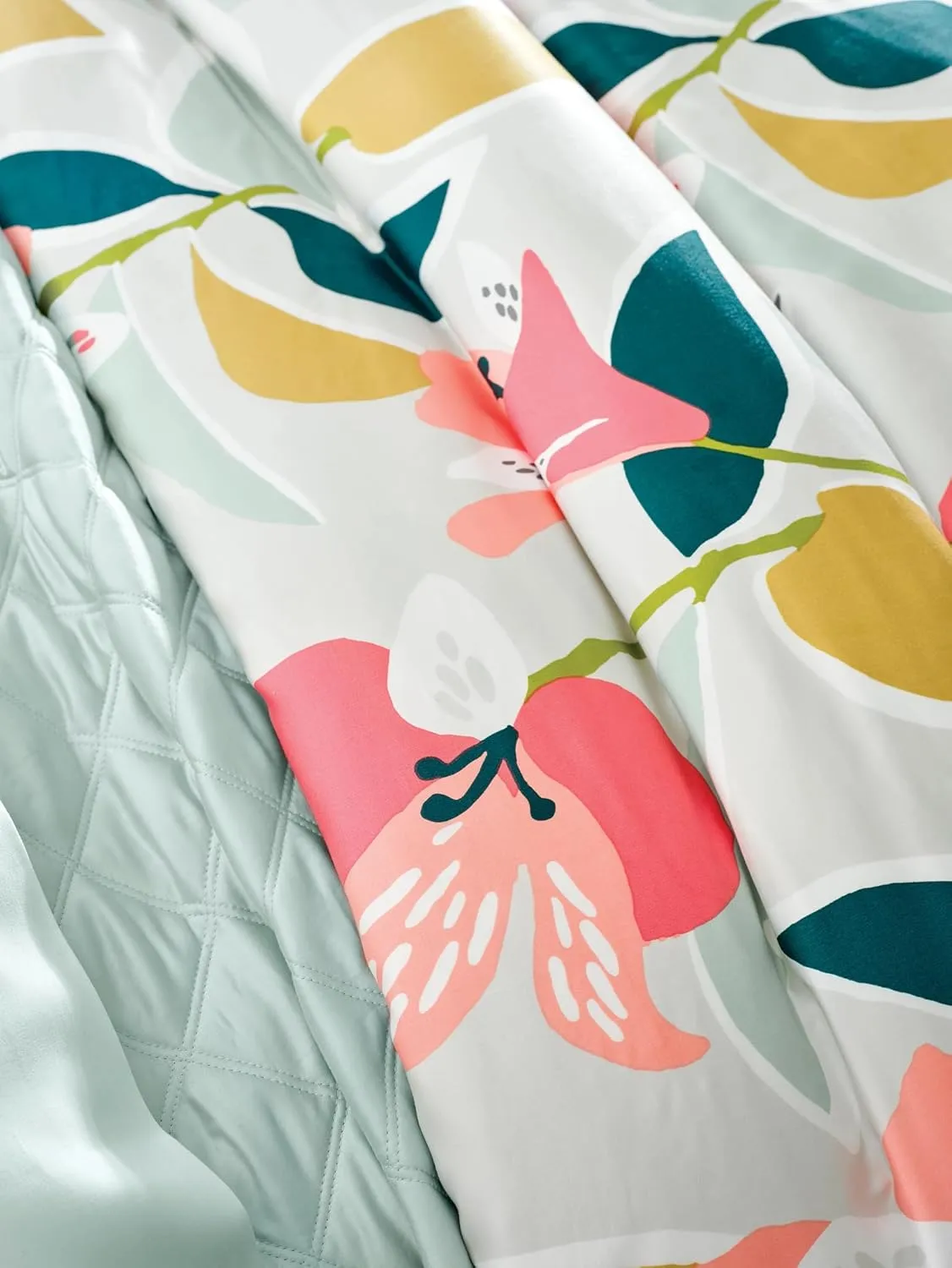 Lilium Multi Duvet Cover, Twin/Twin XL Size, Multi Floral Pattern
