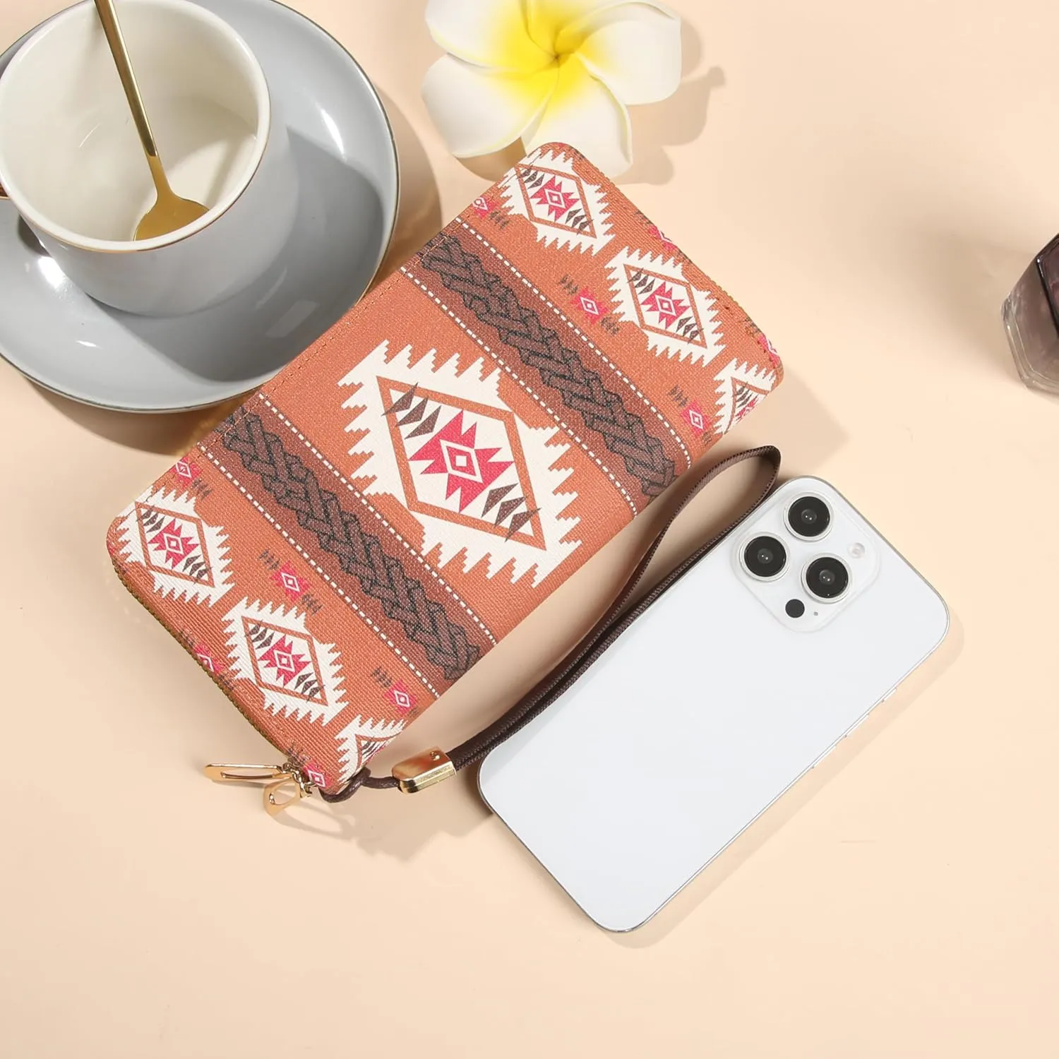 Wallet Purse for Women, Boho-Inspired Wristlet Wallet with Credit Card Holder（Brown）
