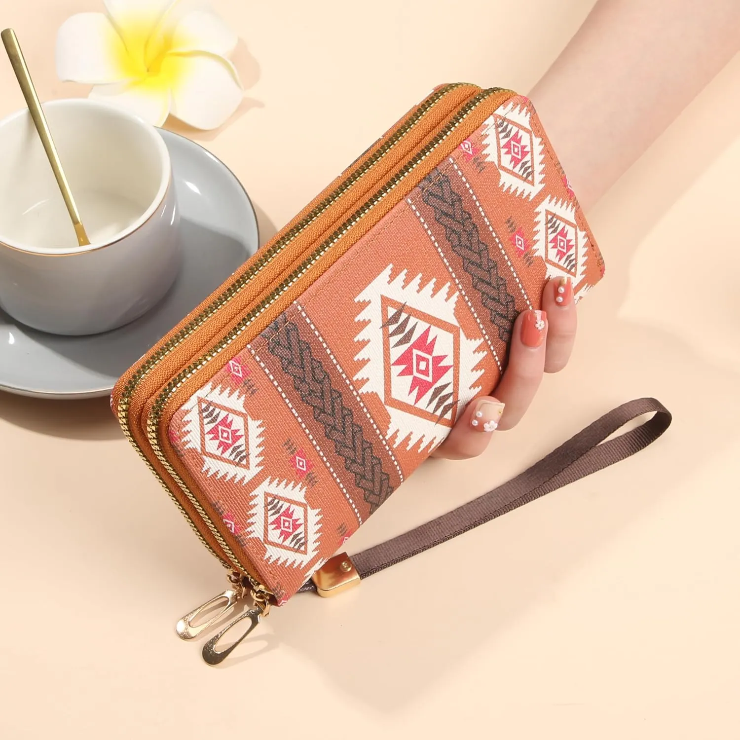 Wallet Purse for Women, Boho-Inspired Wristlet Wallet with Credit Card Holder（Brown）